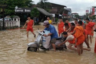 ชาวเมืองน่านสุดซึ้งใจ พระ-เณรออกแรงช่วย'น้ำท่วม'