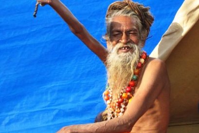 ศรัทธาแรงกล้า! นักบวชอินเดียชูมือโดยไม่วางมาแล้ว 40 กว่าปี