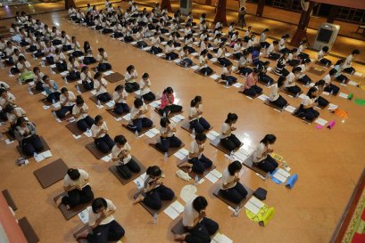 กิจกรรม "ทำวัตรสวดมนต์เย็น" ค่ายอบรมคุณธรรม จริยธรรม  โรงเรียนสุรนารีวิทยา ระดับมัธยมศึกษาชั้นปี ที่ ๑- ๓