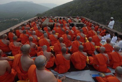 พระนวกะบวชเฉลิมพระเกียรติฯ ครองราช ๗๐ ปี รุ่น ที่ ๒ จำนวน ๑๐๓ รูป ได้เดินทางขึ้นไปสวดเจริญพุทธมนต์ ทำสักการะบูชาพระสัมมาสัมพุทธเจ้า ที่มูลคันธกุฎี บนยอดเขาคิชกูฏ