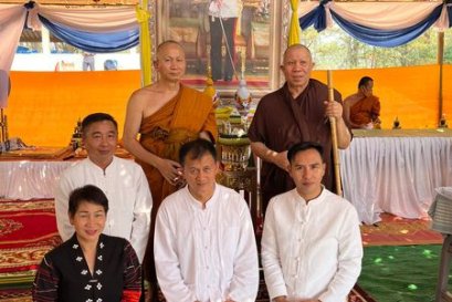 เข้าร่วมพิธีแสดงตนเป็นพุทธมามกะและมอบทุนการศึกษาให้นักเรียน