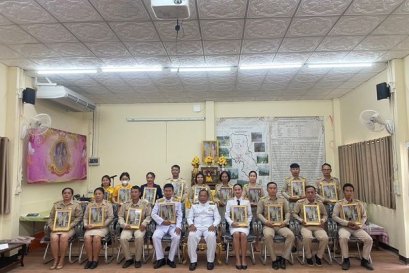 เข้าร่วมพิธีพระราชทานพระบรมฉายาลักษณ์ พระบาทสมเด็จพระเจ้าอยู่หัว และสมเด็จพระนางเจ้าฯ  พระบรมราชินี