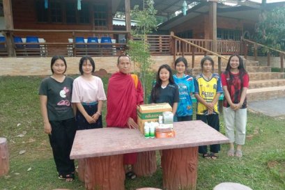 พระอธิการไพศาล    พรหมฺปญฺโญ    เจ้าอาวาสวัดใหม่เมืองแปง ที่เมตตา บริจาคเวชภัณฑ์ ให้กับทางโรงเรียน