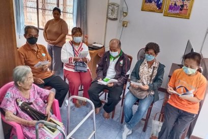 ชมรมผู้สูงอายุออกเยี่ยมเยียน ผู้เจ็บป่วย ผู้ยากไร้ ในเขตวัด จำนวนทั้งสิ้น 4 ราย