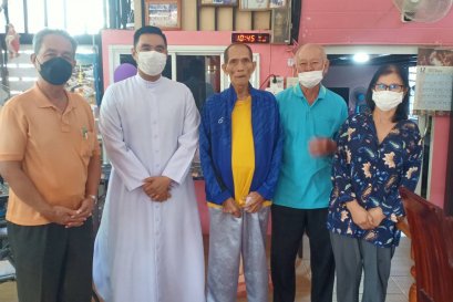 คุณพ่อวรากร เจริญพานิช และผู้สูงอายุ พลมารีย์เยี่ยมเยียน อวยพรให้กำลังใจคุณอำนวย ป้องศรี