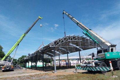 งานเทพื้นคอนกรีต และทำหลังคาที่จอดรถที่สุสานของวัด