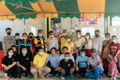 บริษัทเรนนี่คอปเปอเรชั่นจำกัดนำทีมงานแจกข้าวสารอาหารแห้ง