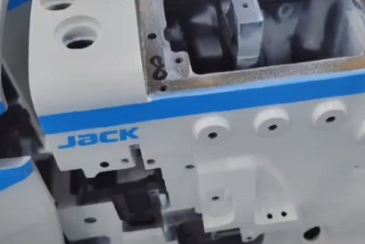 การสกรีนโลโก้จักรเย็บผ้ายี่ห้อ JACK ลงบนตัวจักร