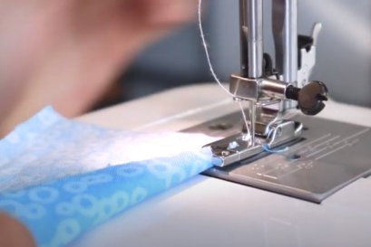 สาธิตการใช้งานตีนผีม้วนริมแบน และกลม