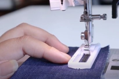 สาธิตวิธีการใช้งานตีนผีถักรังดุม 4 ขั้นตอน