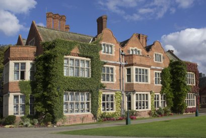 เรียนต่ออังกฤษ_โรงเรียนประจำอังกฤษ_เรียนมัธยมอังกฤษ_Queen_Ethelburga_s_Collegiate