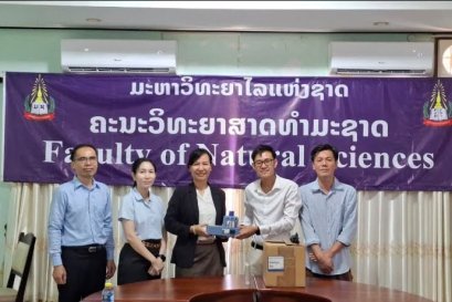ບໍລິສັດ ເອເຊຍ ເຄມີ (ລາວ) ຈໍາກັດ ມອບເຄື່ອງທົດລອງວັດແທກຈຸດຫຼອມແຫລວໃຫ້ກັບພາກວິຊາເຄມີ, ຄະນະວິທະຍາສາດທໍາມະຊາດ