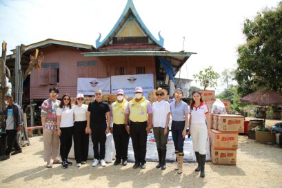 Thai Navy Wives Association and philanthropic individuals have extended their generosity in helping flood victims in Thailand.