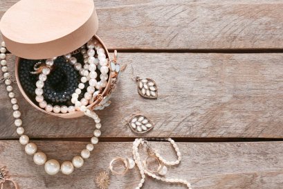 6 เคล็ดลับ วิธีการดูแลเครื่องประดับมุกให้สวยแวววาวเหมือนใหม่