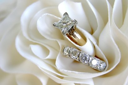 ฝังเพชร VS ชูเพชร แบบแหวนเพชรแบบไหนดีกว่ากัน