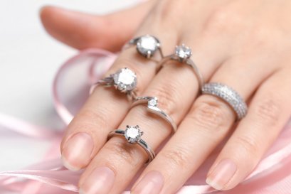 เลือกตัวเรือนแหวนแบบไหน ทองคำขาวหรือทองขาว