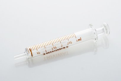 What are the advantages of interchangeable glass syringes, and why do leading hospitals choose to use them?