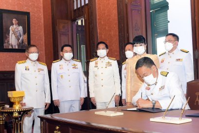 พีระพันธุ์ ร่วมคณะนายกรัฐมนตรีลงนามถวายพระพรพระบาทสมเด็จพระเจ้าอยู่หัวและสมเด็จพระนางเจ้าฯ พระบรมราชินี เนื่องในโอกาสวันขึ้นปีใหม่ พุทธศักราช 2567