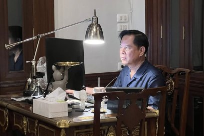 ไม่ย่อท้อ...คืนวันอาทิตย์ ฟ้ามืดแล้ว แต่ไฟในห้องทำงานของ รมว.พลังงาน บนชั้นสองของบ้านพิบูลธรรม ยังสว่างอยู่..