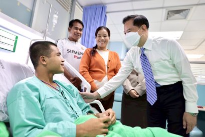 พีระพันธุ์ มอบเงินกองทุนช่วยเหลือผู้ประสบสาธารณภัย เยียวยาและให้กำลังใจแก่ทหารกล้าผู้ได้รับบาดเจ็บสาหัสจากเหตุปะทะชายแดนไทยกัมพูชา .