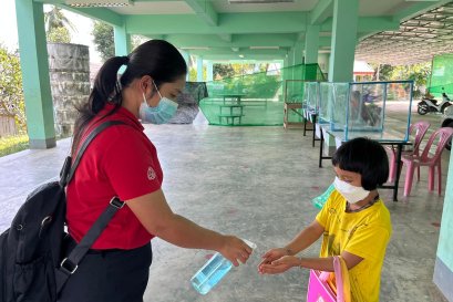 นักเรียนทุน CCF เข้ารับของจากเจ้าหน้าที่ CCF บ้านแม่สละเหนือ