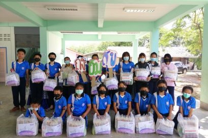 ครูและนักเรียนร่วมกันเก็บกวาดปรับสภาพ​ภูมิทัศน์และแจกถุงอิ่มสุข