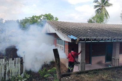 องค์การบริหารส่วนตำบลแม่หละ ร่วมกับกองสาธารณสุขสิ่งแวดล้อมฉีดพ่นยาเพื่อป้องกันยุงลาย