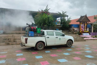 พ่นควันชนิดละอองฝอยกำจัดยุงและแมลง โดยโรงพยาบาลส่งเสริมสุขภาพตำบลแม่หละ 