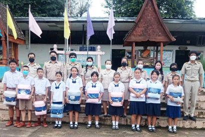 บริษัท สุวรรณนครชัยศรีการเกษตร อำเภอนครชัยศรี จังหวัดนครปฐม มอบผ้าห่มจำนวน 50 ผืน พร้อมด้วยเสื้อผ้าและอุปกรณ์ต่าง ๆ ในกับนักเรียนโรงเรียนบ้านแม่สละเหนือ