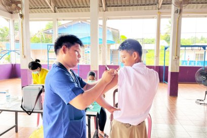 เจ้าหน้าที่สาธารณสุข โรงพยาบาลส่งเสริมสุขภาพตำบลแม่หละ ฉีดวัคซีนป้องกันโรคบาดทะยัก โรคหัดเยอรมัน แก่นักเรียนระดับชั้นประถมศึกษาปีที่ 1 และ 6