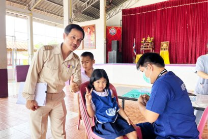 เจ้าหน้าที่สาธารณสุข โรงพยาบาลส่งเสริมสุขภาพตำบลแม่หละ ฉีดวัคซีนโควิด-19 แก่นักเรียนโรงเรียนบ้านแม่สละเหนือ