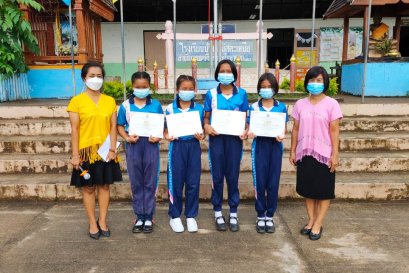 มอบเกียรติบัตระดับเหรียญทอง การแข่งขันสวดมนต์หมู่สรรเสริญพระรัตนตรัย ทำนองสรภัญญะ (สวดมนต์แปลไทย) ระดับประถมศึกษา (ป.4 - ป.6)