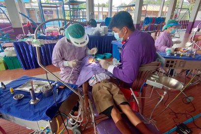 นักเรียนรับการตรวจสุขภาพช่องปาก จากคณะทันตแพทย์ เจ้าหน้าที่สาธารณสุข จากโรงพยาบาลส่งเสริมสุขภาพตำบลบ้านห้วยนกกก