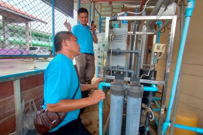 กองช่างองค์การบริหารส่วนตำบลแม่หละ ซ่อมแซมระบบกรองน้ำดื่มให้กับโรงเรียน