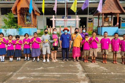 อสม.หมู่ที่ 2 บ้านแม่หละยาง พร้อมด้วยนักเรียน และคุณครู ร่วมกันสำรวจแหล่งน้ำขังที่เป็นแหล่งเพาะพันธุ์ยุงลายในโรงเรียน