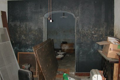 Your Book Collection Turned Moldy After the Flood: How Do You Save a Lifetime of Reading? Send the Books to Old-Book Specialists, Then Disinfect and Ozone-Treat the Home Library, Bookcases and Shelves in Bangkok Noi, Bangkok (2026)