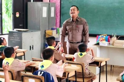 ครู D.A.R.E สอนนักเรียนชั้น ป.5