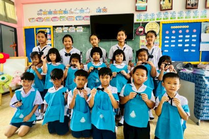  พี่ๆ สอนน้องอนุบาลทำโบสีดำติดเสื้อ ถวายความอาลัยพระพันปีหลวง