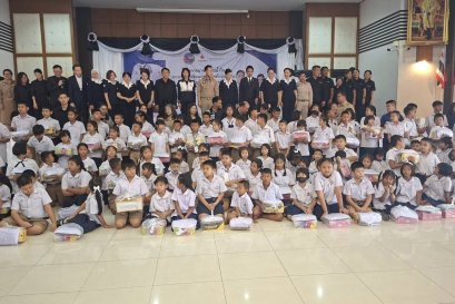  กาชาดปันน้ำใจมอบชุดนักเรียนและรองเท้านักเรียน