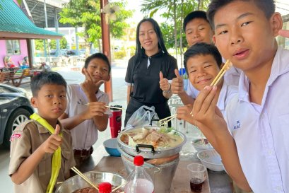  เลี้ยงหมูกะทะนักเรียนที่เป็นตัวแทนแข่งกีฬาและศิลปหัตถกรรม