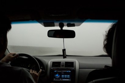 5 วิธีไล่ฝ้ากระจกรถยนต์แบบได้ผลจริง