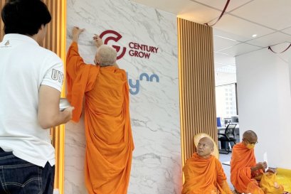 Merit making ceremony to celebrate first day working at Mahathun Plaza