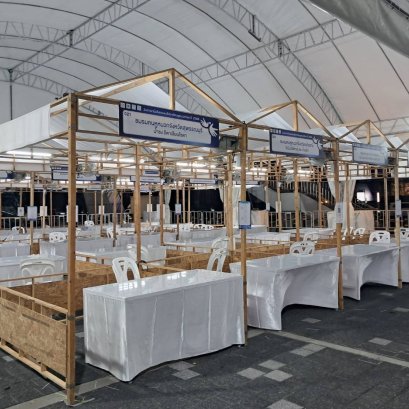 บูธเช่าจัดงานพร้อมโต๊ะและเก้าอี้ภายใต้เต็นท์ขนาดใหญ่