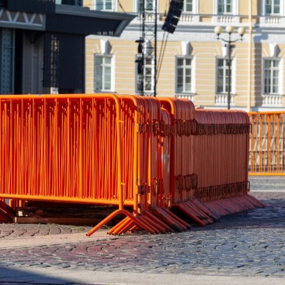 แผงกั้นจราจรสีส้มจัดเรียงบนพื้นถนนสำหรับควบคุมทางเดินและพื้นที่งานอีเวนต์