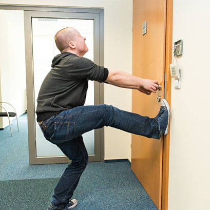 ประตูไม้สัก การแก้ปัญหาประตูไม้บวม