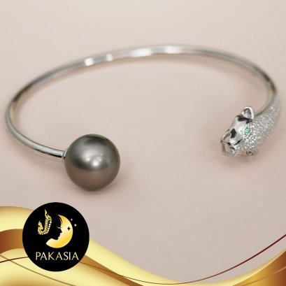 กำไลมุกตาฮิติเดี่ยว หัวเสือประดับเพชร มุกตาฮิติ ทรงกลม สีเทาดำ เกรด AA+ ขนาด 11 mm. ตัวเรือนเงินแท้ ชุบทองคำขาว / SN0200ZB428