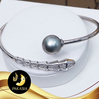 กำไลมุกตาฮิติเดี่ยว หางจระเข้ประดับเพชร มุกตาฮิติ ทรงกลม สีเทาดำ เกรด AA+ ขนาด 11 mm. ตัวเรือนเงินแท้ 92.5 ชุบทองคำขาว / SN0250ZB427