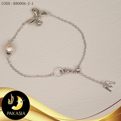 สร้อยข้อมือโซ่มุกขาวคั่นโบว์ ห้อย letter M  / B454