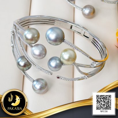 กำไลบานพับสปริง หัวไข่มุกกัลปังหา ไข่มุกตาฮิติน้ำเค็มคัดเกรด สีมัลติคัลเลอร์ (Fancy Color) ทรงเกือบกลม-กลม ขนาด 9-10.5 mm เกรด AA ตัวเรือนกำไลแบบบานพับสปริงอ้าออกได้ เส้นผ่านศูนย์กลาง 6 cm เงินแท้ 925 ชุบสีทองคำขาว ประดับพลอยแท้ White Topaz / 12.1.65