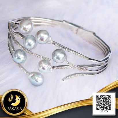 กำไลบานพับสปริงหัวไข่มุกกัลปังหา ไข่มุก Akoya สายพันธุ์น้ำเค็มคัดเกรด สีขาว ทรงบารอก ขนาด 7.0 mm เกรด AA+ ตัวเรือนกำไลแบบบานพับสปริงอ้าออกได้ เส้นผ่านศูนย์กลาง 6.0 cm. วัสดุเงินแท้ 925 ชุบสีทองคำขาว ประดับพลอยแท้ White Topaz / 23.2.65